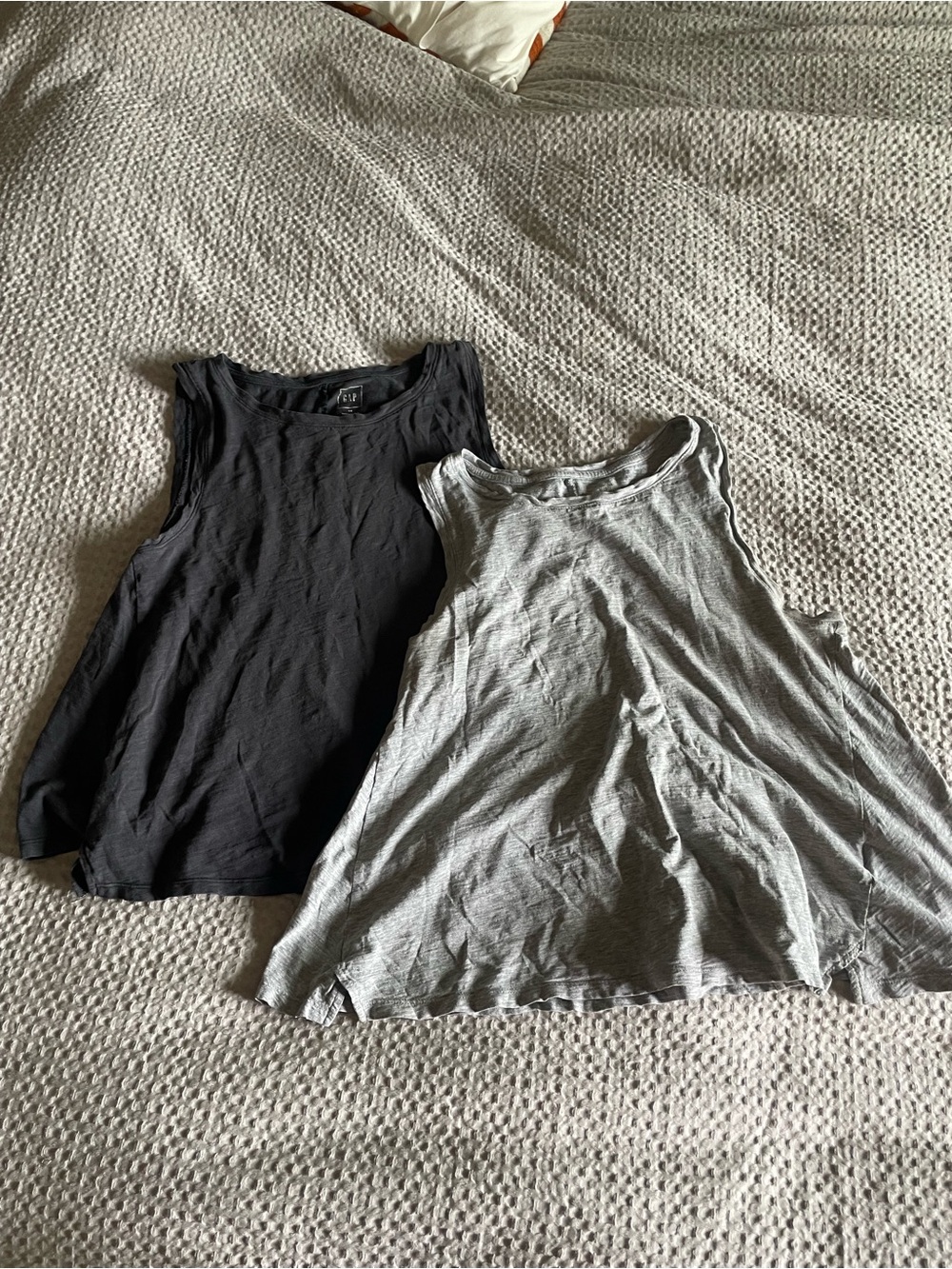 GAP Soft Swing Tank Bundle – 2 Tops – XS
(Black + Heather Gray)